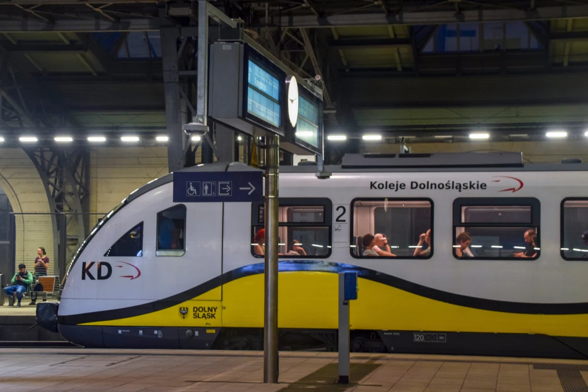 W niedzielę 12 listopada wchodzi w życie ostatnia  w tym roku korekta rozkładu jazdy Kolei Dolnośląskich. Obowiązywać będzie do soboty 9 grudnia. Dzień później, w niedzielę 10 grudnia wejdzie już w życie nowy, roczny rozkład. Jakie najważniejsze zmiany czekają pasażerów?
