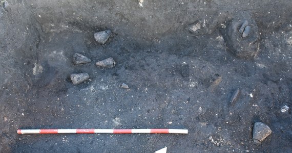 W trakcie budowy słupków pod ogrodzenie w miejscowości Skorupki koło Rynu, odkryto relikty dawnego warsztatu tkackiego z VII wieku. Wskazują na to m.in. gliniane ciężarki tkackie.
