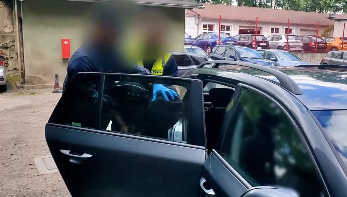 Sąd Okręgowy w Olsztynie umorzył postępowanie karne przeciwko Pawłowi S., który w zeszłym roku zabił swojego ojca. 26-latek miał być wtedy niepoczytalny, teraz trafił do zamkniętego zakładu psychiatrycznego. Według biegłych istnieje duże ryzyko, że mógłby zabić ponownie.