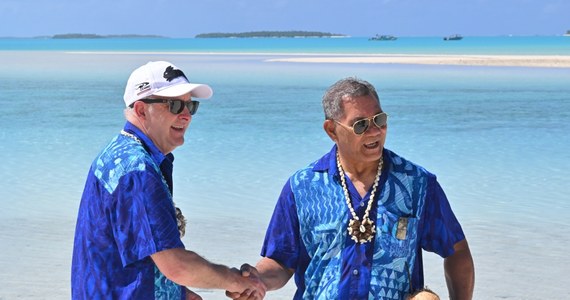 Australia zaoferuje mieszkańcom Tuvalu „specjalne prawa” do osiedlania się i pracy. Obydwa kraje podpisały przełomową umowę w związku ze zmianami klimatu i podnoszeniem się wód oceanu, co zagraża archipelagowi położonemu na Pacyfiku.