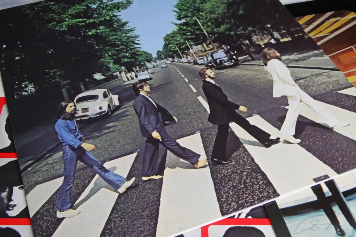 Od wydania nowego singla Beatlesów zainteresowanie grupą przeżywa prawdziwy renesans. Brytyjskie media ostrzegają fanów, którzy pragną odwiedzić legendarne studia na Abbey Road, żeby uważali. Mogą bowiem znaleźć się w podróży, której wcale nie planowali.