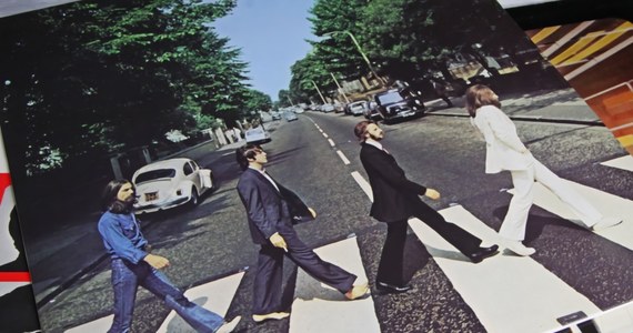 Od wydania nowego singla Beatlesów zainteresowanie grupą przeżywa prawdziwy renesans. Brytyjskie media ostrzegają fanów, którzy pragną odwiedzić legendarne studia na Abbey Road, żeby uważali. Mogą bowiem znaleźć się w podróży, której wcale nie planowali.