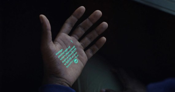 Nadchodzi koniec ery smartfonów? Takiego zdania są twórcy przypinki AI Pin firmy Humane. To urządzenie, które można nazwać smartfonem bez ekranu, wykorzystującym w pełni obecne możliwości sztucznej inteligencji. Tekst wyświetlany jest nie na ekranie, a na dłoni.