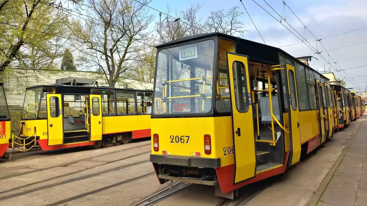 Do tragicznego wypadku doszło w czwartek w okolicy przystanku Grenadierów na alei Jerzego Waszyngtona w Warszawie. Tramwaj potrącił mężczyznę, a motorniczy, który nie zauważył, że doszło do wypadku, odjechał z miejsca zdarzenia. Sprawa trafiła do prokuratury. 

