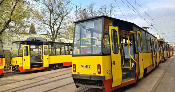 Do tragicznego wypadku doszło w czwartek w okolicy przystanku Grenadierów na alei Jerzego Waszyngtona w Warszawie. Tramwaj potrącił mężczyznę, a motorniczy, który nie zauważył, że doszło do wypadku, odjechał z miejsca zdarzenia. Sprawa trafiła do prokuratury. 
