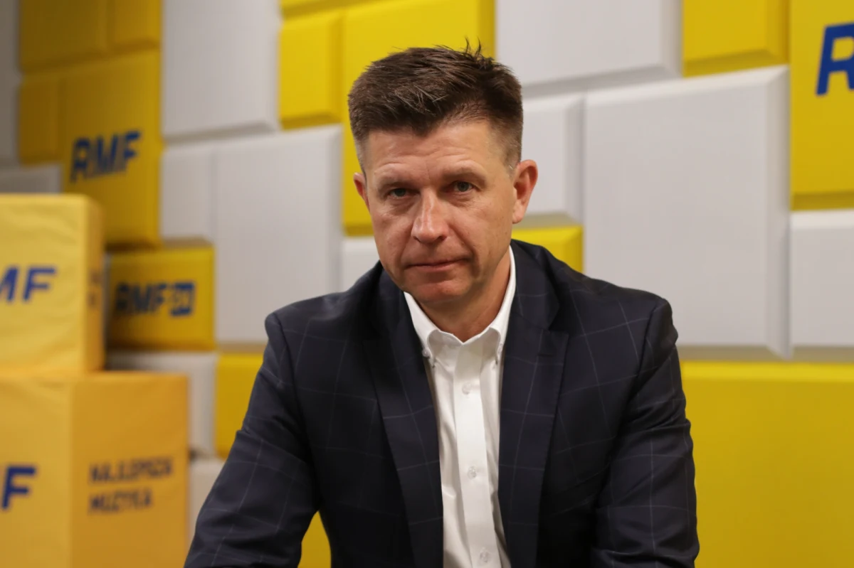 „Dzisiaj, kiedy mam taki poważny konflikt, kiedy ewidentnie łamana jest ustawa, to bardzo istotnie przyspiesza możliwość postawienia pana prezesa przed Trybunałem Stanu” – mówił o Adamie Glapińskim w Rozmowie w południe w RMF FM i Radiu RMF24 Ryszard Petru. Poseł-elekt Trzeciej Drogi przyznał, że chce być członkiem komisji śledczej, która zajmie się NBP i prezesem Glapińskim. Petru nie widzi w NBP miejsca dla obecnego prezesa Orlenu. Uważa, że Daniel Obajtek nie ma ani wykształcenia, ani doświadczenia, bo w Orlenie zajmował się kupowaniem kiosków, gazet i ręcznym sterowaniem cenami paliw. 