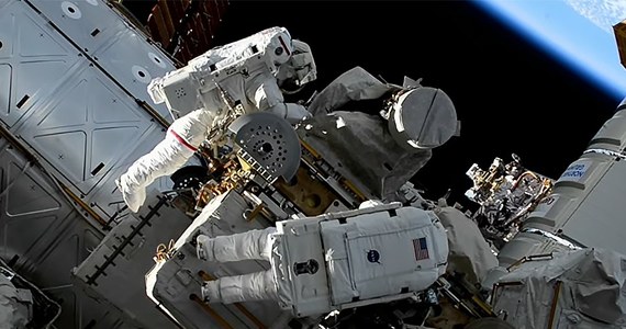 Nietypowy finał kosmicznego spaceru dwóch astronautek NASA przebywających na Międzynarodowej Stacji Kosmicznej. Jasmin Moghbeli i Loral O’Hara podczas wyjścia ze stacji zgubiły torbę z narzędziami. Teraz orbituje ona w pobliżu stacji. Na dodatek jest doskonale widoczna z Ziemi – wystarczy mieć tylko lornetkę. 