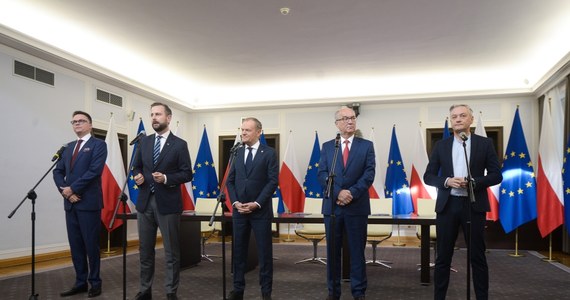 Umowa koalicyjna między Koalicją Obywatelską, Trzecią Drogą (PSL i Polską 2050) i Lewicą została parafowana. "Gdybyśmy musieli albo mogli dzisiaj przedstawić rząd, to bylibyśmy gotowi bez chwili zwłoki" - podkreślił lider Platformy Obywatelskiej Donald Tusk. 