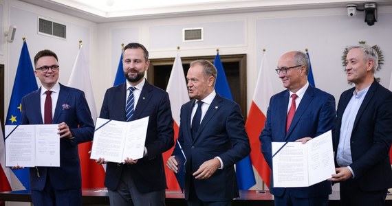 Donald Tusk (PO) kandydatem na premiera, kandydatami na wicepremierów: Władysław Kosiniak-Kamysz (PSL) i Krzysztof Gawkowski. Takie ustalenia zawiera umowa koalicyjna między Koalicją Obywatelską, Trzecią Drogą (PSL i Polską 2050) i Lewicą, która została parafowana w południe. Zgodnie z dokumentem kandydatami na marszałków Sejmu są: Szymon Hołownia - od 13 listopada 2023 do 13 listopada 2025 i Włodzimierz Czarzasty - od 14 listopada 2025 do końca kadencji. Z kolei kandydatką na marszałka Senatu od 13 listopada 2023 r. do 13 listopada 2025 r. jest Małgorzata Kidawa-Błońska.