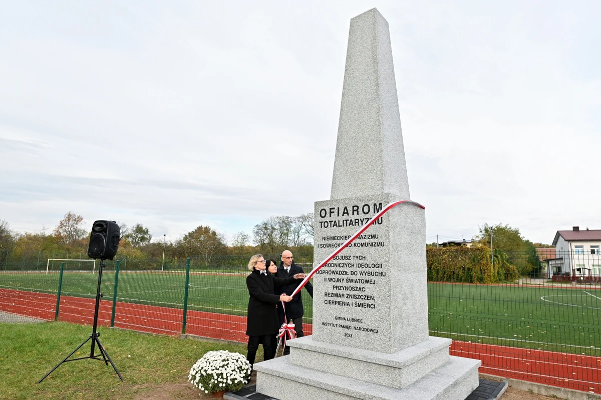 W Łubnicach, w miejscu zburzonego pomnika Armii Czerwonej, odsłonięto obelisk poświęcony ofiarom nazizmu i komunizmu. "Sojusz tych zbrodniczych ideologii doprowadził do wybuchu II wojny światowej, przynosząc bezmiar zniszczeń, cierpienia i śmierci"  - głosi umieszczony na pomniku napis.  

