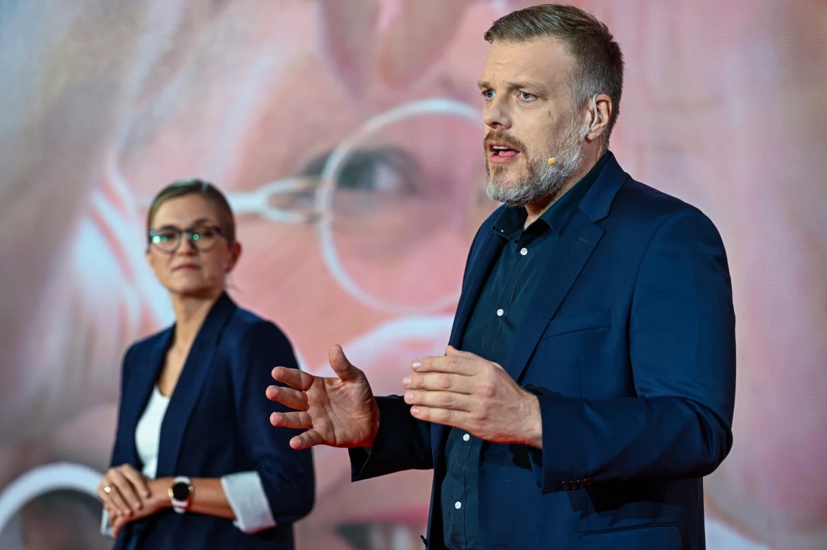 Partia Razem, część Lewicy, poprze utworzenie koalicyjnego rządu, ale do niego nie wejdzie i niekoniecznie będzie karnie popierać wszystkie ustawy. „Nie mamy gwarancji narzędzi, żeby realnie móc tę odpowiedzialność podjąć” – powiedział lider Partii Razem Adrian Zandberg.