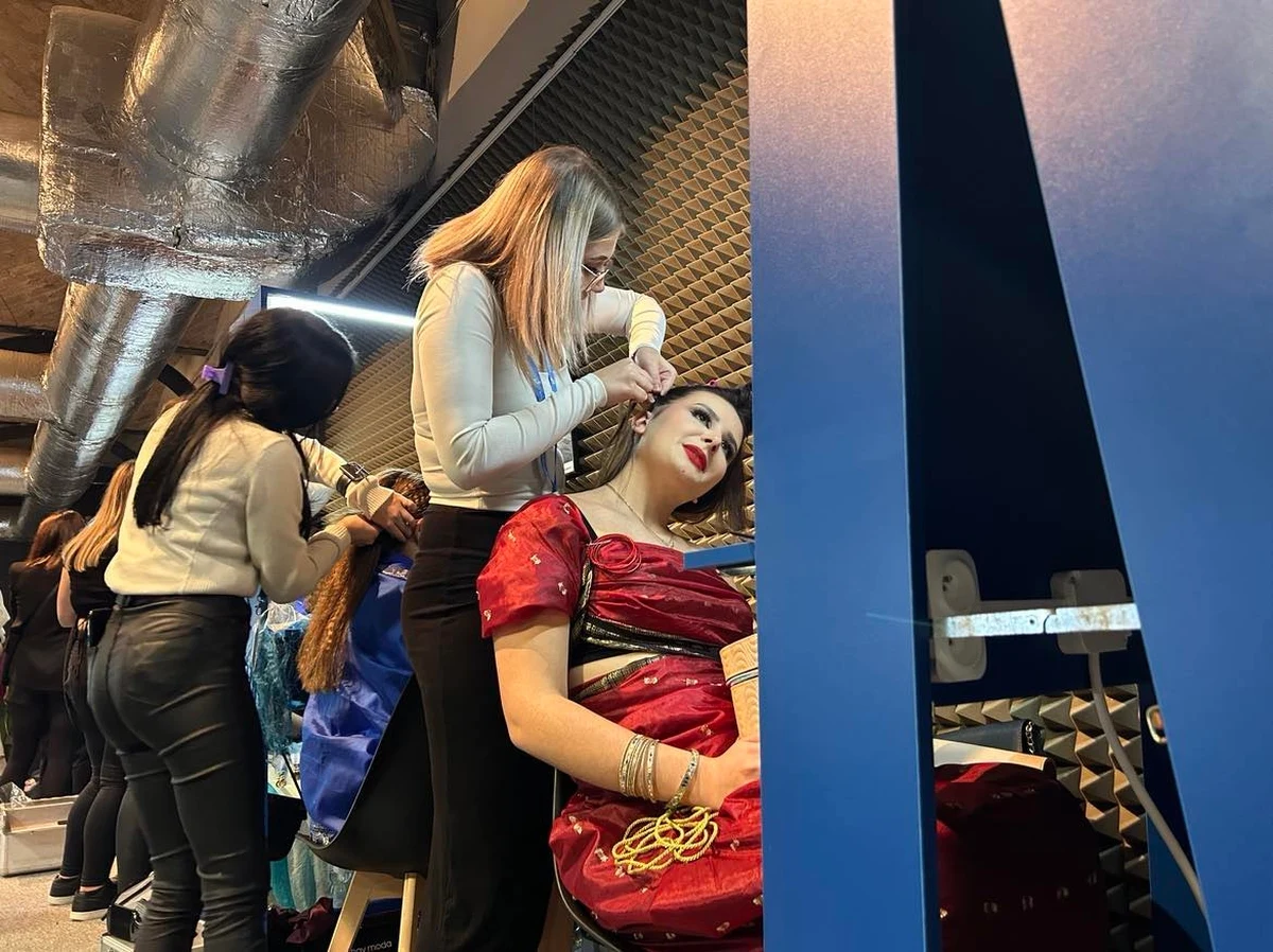 Młodzi fryzjerzy walczą dziś w Szczecinie z czasem, drżeniem rąk i niesfornymi włosami modelek. W Starej Rzeźni po raz 27 odbywa się dziś wojewódzki konkurs fryzjerski "Srebrny Lok". Uczniowie, którzy dopiero przystąpią do egzaminu zawodowego muszą przygotować dwie stylizację: ślubną i awangardową.
