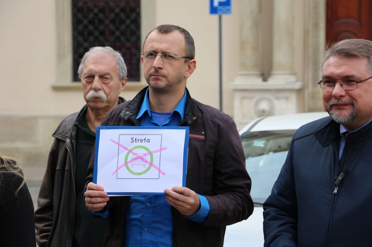 ​Ponad 7 tys. osób podpisało się do tej pory pod obywatelskim projektem uchwały ws. likwidacji Strefy Czystego Transportu w Krakowie. Przeciwnicy tego rozwiązania złożyli dziś ten projekt w Urzędzie Miasta. "Nie każdego stać na wymianę auta" - argumentują.