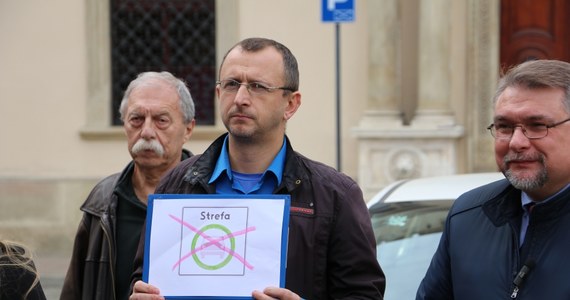 ​Ponad 7 tys. osób podpisało się do tej pory pod obywatelskim projektem uchwały ws. likwidacji Strefy Czystego Transportu w Krakowie. Przeciwnicy tego rozwiązania złożyli dziś ten projekt w Urzędzie Miasta. "Nie każdego stać na wymianę auta" - argumentują.