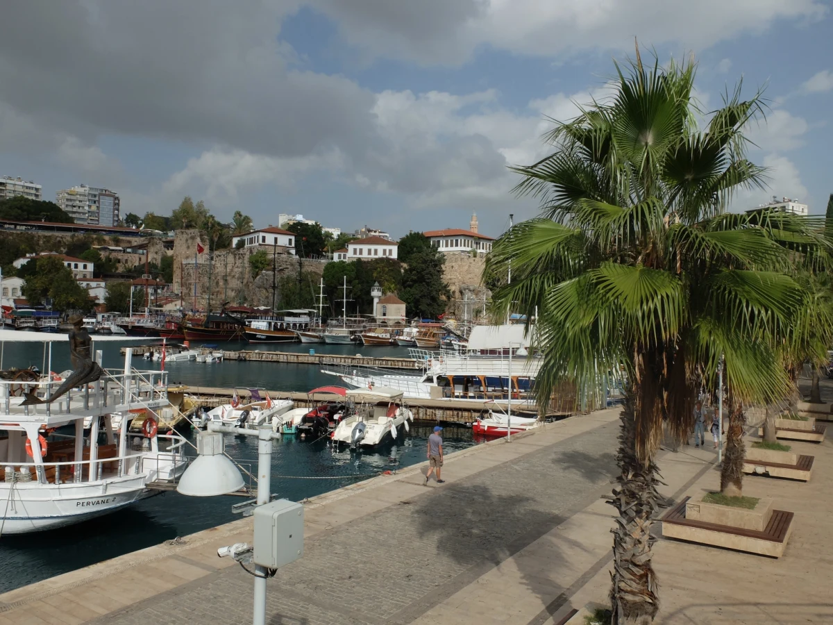 Polacy pokochali Riwierę Turecką - czyli obszar Turcji leżący nad morzami: Śródziemnym i Egejskim. Jak wynika z raportu tureckiego ministerstwa turystyki przez dziewięć miesięcy tego roku kraj odwiedziło 1 mln 347 tys. Polaków, czyli o ponad 36 proc. więcej niż przed rokiem. A większość tych przyjazdów dotyczy właśnie Riwiery Tureckiej, a szczególnie okolic Antalyi.