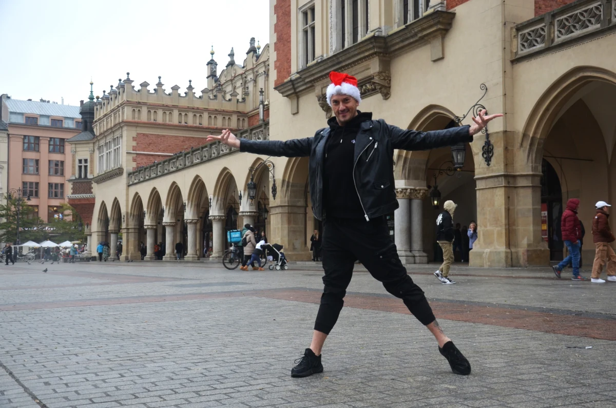 Otwarcie Jarmarku Świątecznego na krakowskim Rynku Głównym będzie miało w tym roku taneczny akcent. 25 listopada zostanie tam zorganizowany flash mob. To rodzaj tanecznego happeningu, w którym wezmą udział nie tylko profesjonalni tancerze, ale też wszyscy chętni. Każdy będzie mógł włączyć się w wielkie tańcowanie na tym ogromnym parkiecie, jakim jest płyta rynku. 