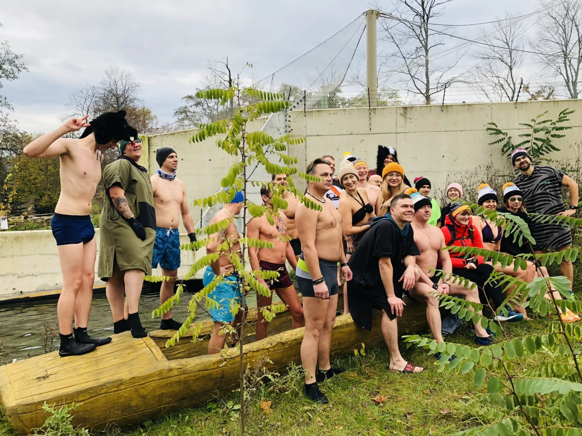 Morsy na wybiegu niedźwiedzi malajskich. Kąpielą w fosie w Orientarium ZOO Łódź, miłośnicy lodowatych kąpieli rozpoczęli nowy sezon zimowy. W ten sposób zachęcają innych, by poszli w ich ślady. 