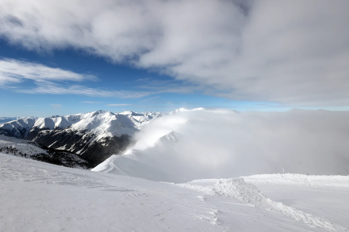 W wyższych partiach Tatr panują bardzo trudne warunki do uprawiania turystyki – informuje Tatrzański Park Narodowy (TPN). Podobnie będzie też w weekend. Na szlakach od wysokości około 1300 m n.p.m. leży śnieg. Porywy halnego przekraczają 100 km/h powodując śnieżną zamieć.