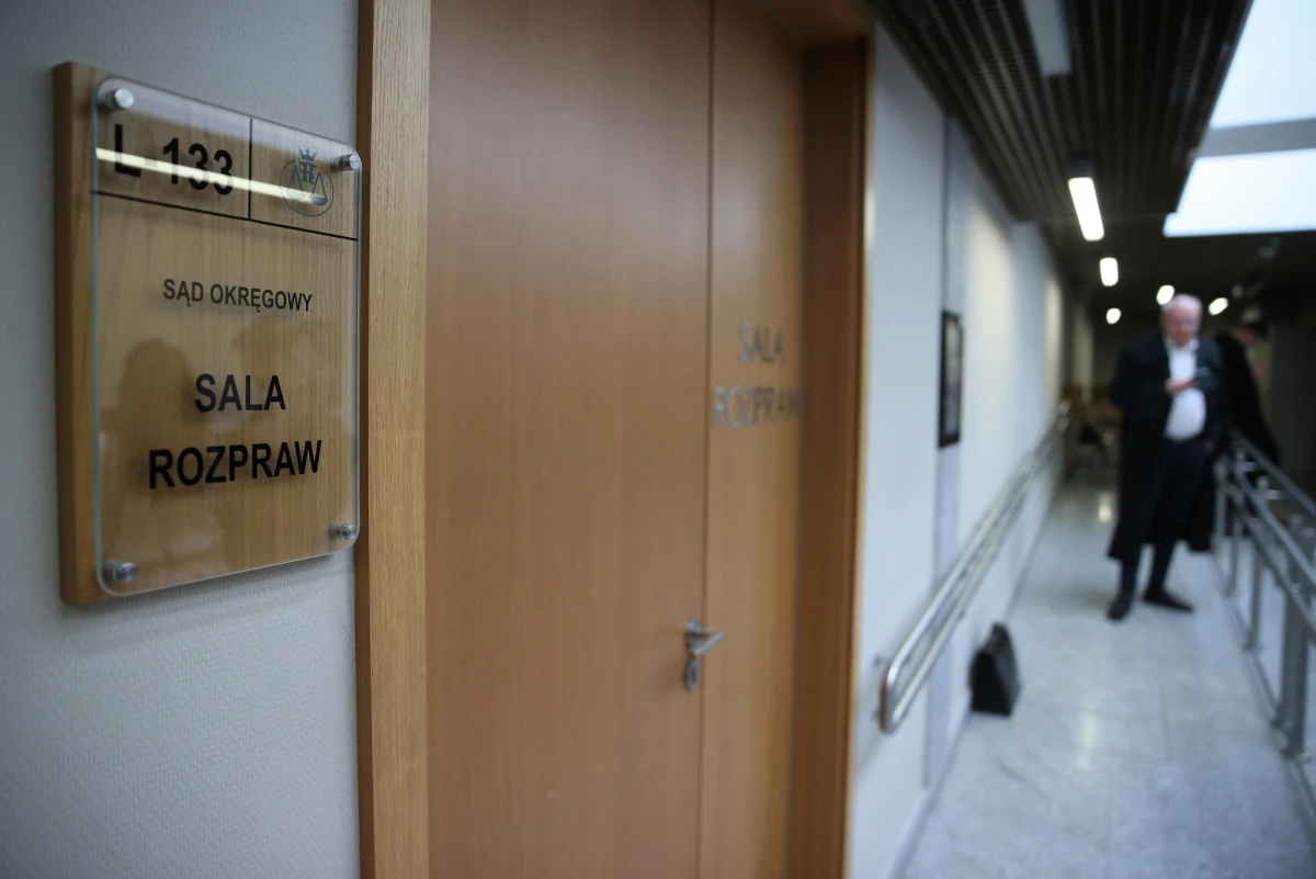 Przed Sądem Okręgowym w Krakowie ruszył dziś proces mężczyzny oskarżonego o atak na kierowcę biskupa Roberta Chrząszcza podczas oficjalnej wizyty duchownego w parafii w Myślenicach. Krzysztofowi K. śledczy przedstawili zarzut usiłowania zabójstwa.