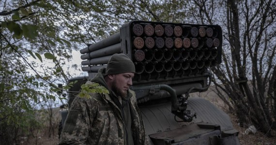 Fatalne wieści dla walczącej Ukrainy. Gdy przyszłość kraju decyduje się w walkach pod Donieckiem, Zaporożem i Bachmutem, a Naczelny Dowódca Sił Zbrojnych apeluje o przekazanie Ukrainie nowszych technologii, zachodni partnerzy informują o poważnych opóźnieniach (przerwach) w dostawach broni. Czy jesteśmy właśnie świadkami wygaszania pomocy militarnej dla Kijowa i zmuszenia ukraińskich władz do paktowania z Władimirem Putinem?