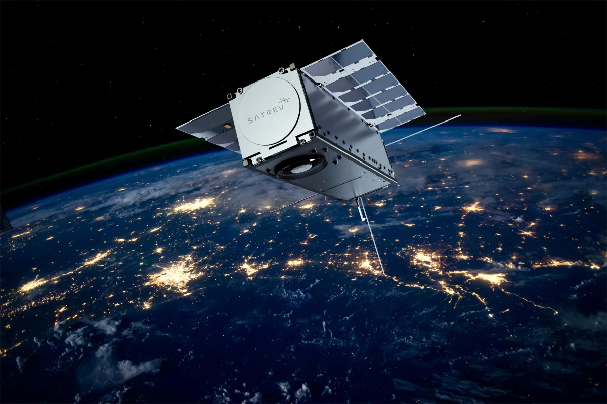 Satelity STORK-7 wrocławskiej firmy SatRev i Intuition-1 gliwickiej firmy KP Labs są w grupie 113 mikro i nanosatelitów, które na pokładzie rakiety Falcon 9 firmy SpaceX poleciały dziś na orbitę. Kilkakrotnie przekładany start z Vandenberg Space Force Base w Kalifornii zaplanowano na wieczór polskiego czasu. 55-minutowe okno startowe otwiera się o 19:49. Satelity trafiły na tak zwaną orbitę heliosynchroniczną. To już czwarta tego typu misja realizowana przez Space X w tym roku. O polskich satelitach rozmawiamy z Piotrem Wrońskim z firmy SatRev i dr Martyną Gatkowską z KP Labs.
