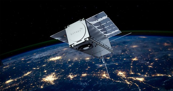 Satelity STORK-7 wrocławskiej firmy SatRev i Intuition-1 gliwickiej firmy KP Labs są w grupie 113 mikro i nanosatelitów, które na pokładzie rakiety Falcon 9 firmy SpaceX poleciały dziś na orbitę. Kilkakrotnie przekładany start z Vandenberg Space Force Base w Kalifornii zaplanowano na wieczór polskiego czasu. 55-minutowe okno startowe otwiera się o 19:49. Satelity trafiły na tak zwaną orbitę heliosynchroniczną. To już czwarta tego typu misja realizowana przez Space X w tym roku. O polskich satelitach rozmawiamy z Piotrem Wrońskim z firmy SatRev i dr Martyną Gatkowską z KP Labs.