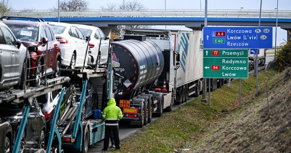 Policja wyprowadza ukraińskie ciężarówki przez granicę w Korczowej, tak by ominąć protest polskich przewoźników. Demonstracja polskich kierowców przestaje mieć teraz sens. "Nikt nie prowadził z nami negocjacji, nikt z nami nie rozmawiał na ten temat. Zostaliśmy odstawieni na boczny tor" - mówi dla RMF FM Tomasz Borkowski, członek Komitetu Obrony Przewoźników i Pracodawców Transportu i zarazem przewodniczący strajku w Korczowej.