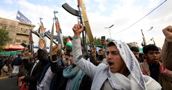 W krajach arabskich rośnie gniew na Stany Zjednoczone, co wynika z amerykańskiego wsparcia izraelskich operacji w Strefie Gazy - pisze CNN. Według jednej z depesz, przesłanych do centrali z amerykańskich placówek dyplomatycznych na Bliskim Wschodzie, "USA tracą arabskie społeczeństwa na pokolenie".