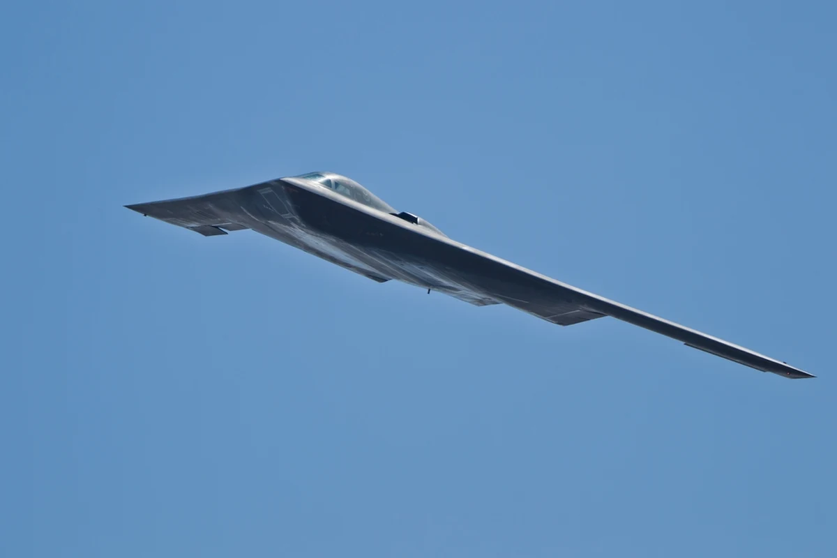 Supernowoczesny bombowiec B-21 Raider zaliczył pierwszą próbę w powietrzu. Maszyna ma stanowić o przyszłości amerykańskiej armii. Samolot jest zdolny do przenoszenia broni konwencjonalnej i nuklearnej. Najistotniejsze jest to, że ma być niezwykle trudny do wykrycia tradycyjnymi metodami.