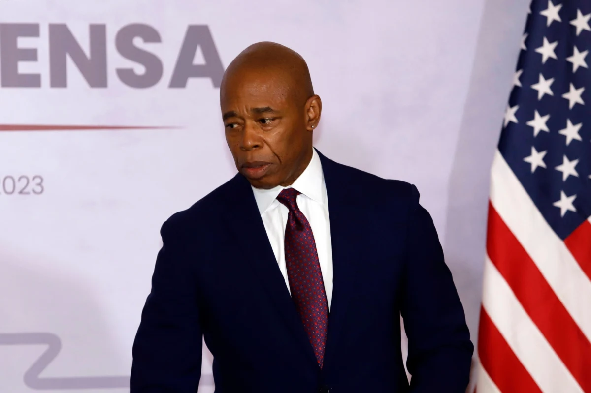 Agenci Federalnego Biura Śledczego (FBI) przejęli w piątek telefony komórkowe i iPada burmistrza Nowego Jorku Erica Adamsa. Prowadzą oni dochodzenie w sprawie zbierania funduszy na jego kampanię wyborczą.