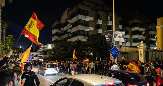 Kanclerz Niemiec Olaf Scholz i premier Hiszpanii Pedro Sanchez wczoraj przez godzinę nie mogli opuścić budynku administracji rządowej w Maladze w związku z protestem przeciwko planowanej amnestii dla separatystów z Katalonii. Demonstranci weszli na jezdnie i blokowali ruch na głównych ulicach miasta.