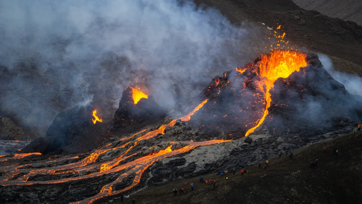 ​W Islandii, po serii wstrząsów, wprowadzono stan nadzwyczajny z powodu obaw o erupcję wulkanu Fagradalsfjall. Ewakuowane zostało miasto Grindavik. Służby meteorologiczne ostrzegają, że zgromadzone pod ziemią duże ilości lawy mogą wydobyć się na powierzchnię - podaje w sobotę BBC.