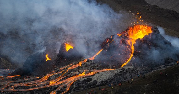 ​W Islandii, po serii wstrząsów, wprowadzono stan nadzwyczajny z powodu obaw o erupcję wulkanu Fagradalsfjall. Ewakuowane zostało miasto Grindavik. Służby meteorologiczne ostrzegają, że zgromadzone pod ziemią duże ilości lawy mogą wydobyć się na powierzchnię - podaje w sobotę BBC.