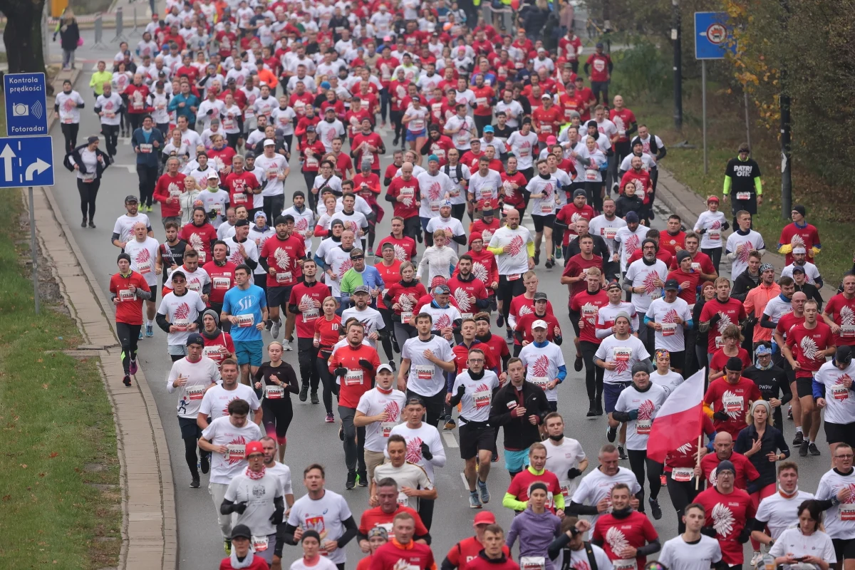 11 Listopada w Warszawie miało się odbyć 12 zgromadzeń publicznych. O godzinie 11:11 wyruszył Bieg Niepodległości, a po godz. 14 wystartował Marsz Niepodległości.