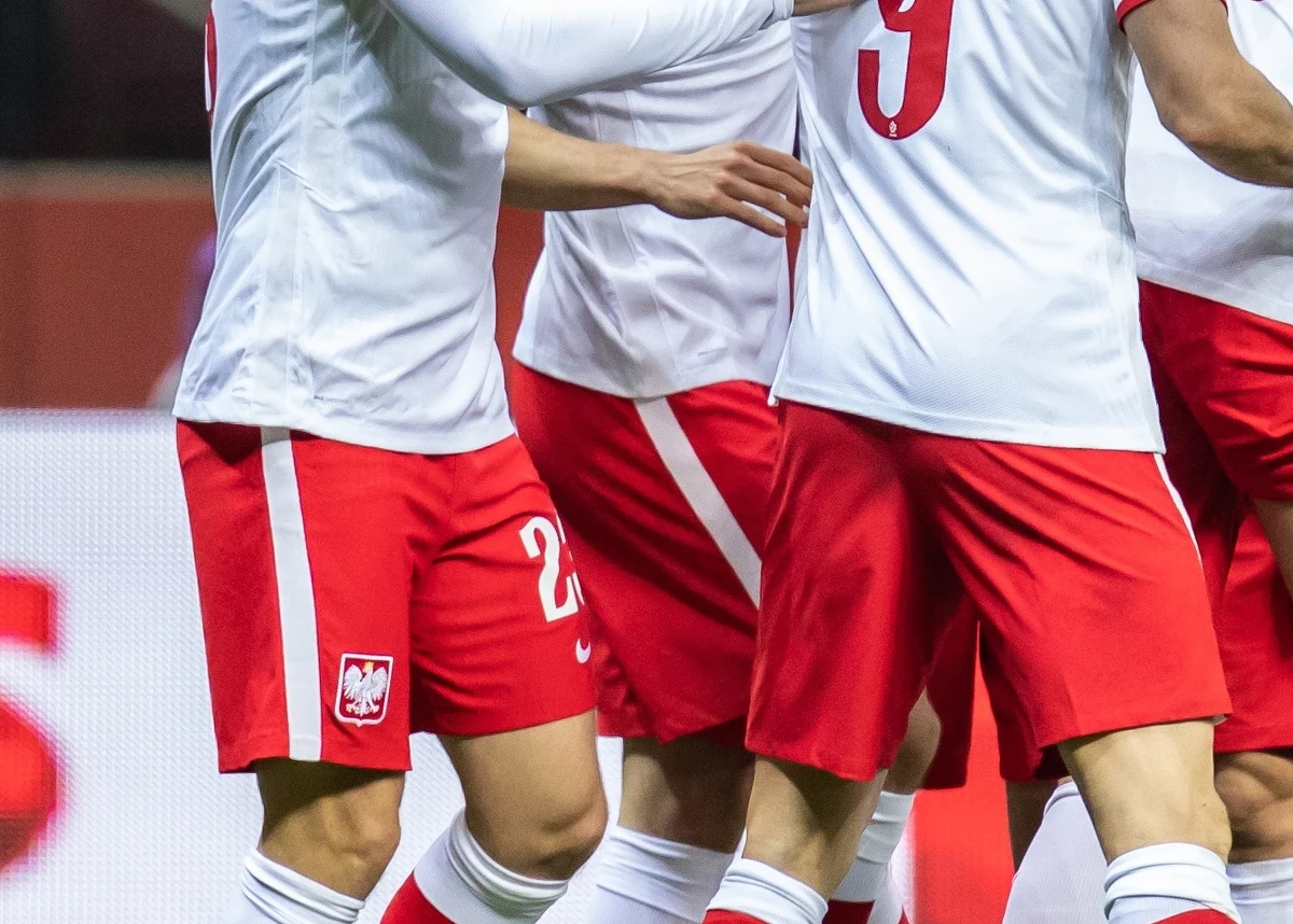 Piłkarska reprezentacja Polski do lat 17 przegrała z Japonią 0:1 (0:0) w pierwszym meczu grupy D mistrzostw świata rozgrywanych w Indonezji. Polacy grają osłabieni brakiem czterech piłkarzy, wyrzuconych z kadry tuż przed turniejem po aferze alkoholowej.