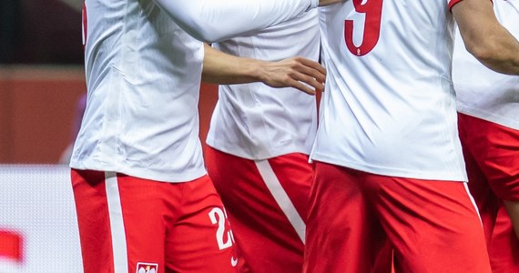Piłkarska reprezentacja Polski do lat 17 przegrała z Japonią 0:1 (0:0) w pierwszym meczu grupy D mistrzostw świata rozgrywanych w Indonezji. Polacy grają osłabieni brakiem czterech piłkarzy, wyrzuconych z kadry tuż przed turniejem po aferze alkoholowej.