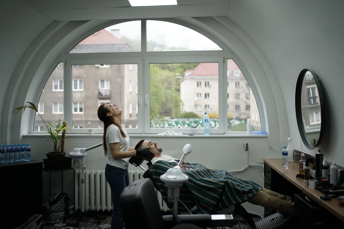 "Nie rób sobie jaj ze zdrowia! Zbadaj się!" - to nazwa charytatywnej akcji Fundacji Hospicyjnej oraz Rzemieślnik Barber Shop. Panowie się badają, a później mogą skorzystać bezpłatnie z usług fryzjerskich.