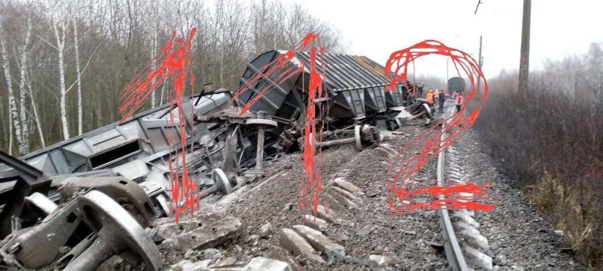 W sobotni poranek na terenie obwodu riazańskiego wykoleił się pociąg towarowy. Z torów wypadło 19 wagonów - podała Kolej Moskiewska. Przyczyną - jak podano - jest "ingerencja osób nieuprawnionych w funkcjonowanie transportu kolejowego".