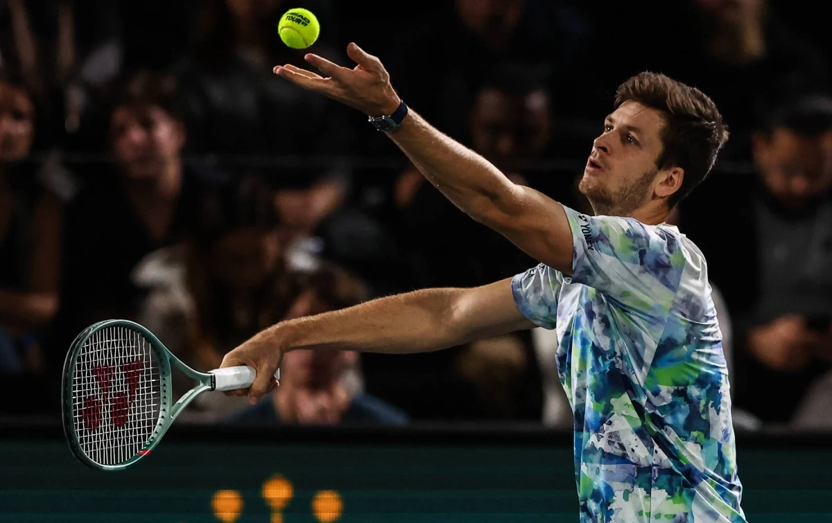 Szykujący się do debiutu w ATP Finals w Turynie ​Stefanos Tsitsipas na dziesięć minut przed końcem sobotniego treningu przerwał zajęcia z powodu bólu łokcia. Rezerwowy w turnieju Hubert Hurkacz jest już w stolicy Piemontu i w razie potrzeby może go zastąpić.