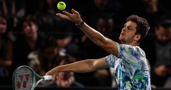 Szykujący się do debiutu w ATP Finals w Turynie ​Stefanos Tsitsipas na dziesięć minut przed końcem sobotniego treningu przerwał zajęcia z powodu bólu łokcia. Rezerwowy w turnieju Hubert Hurkacz jest już w stolicy Piemontu i w razie potrzeby może go zastąpić.