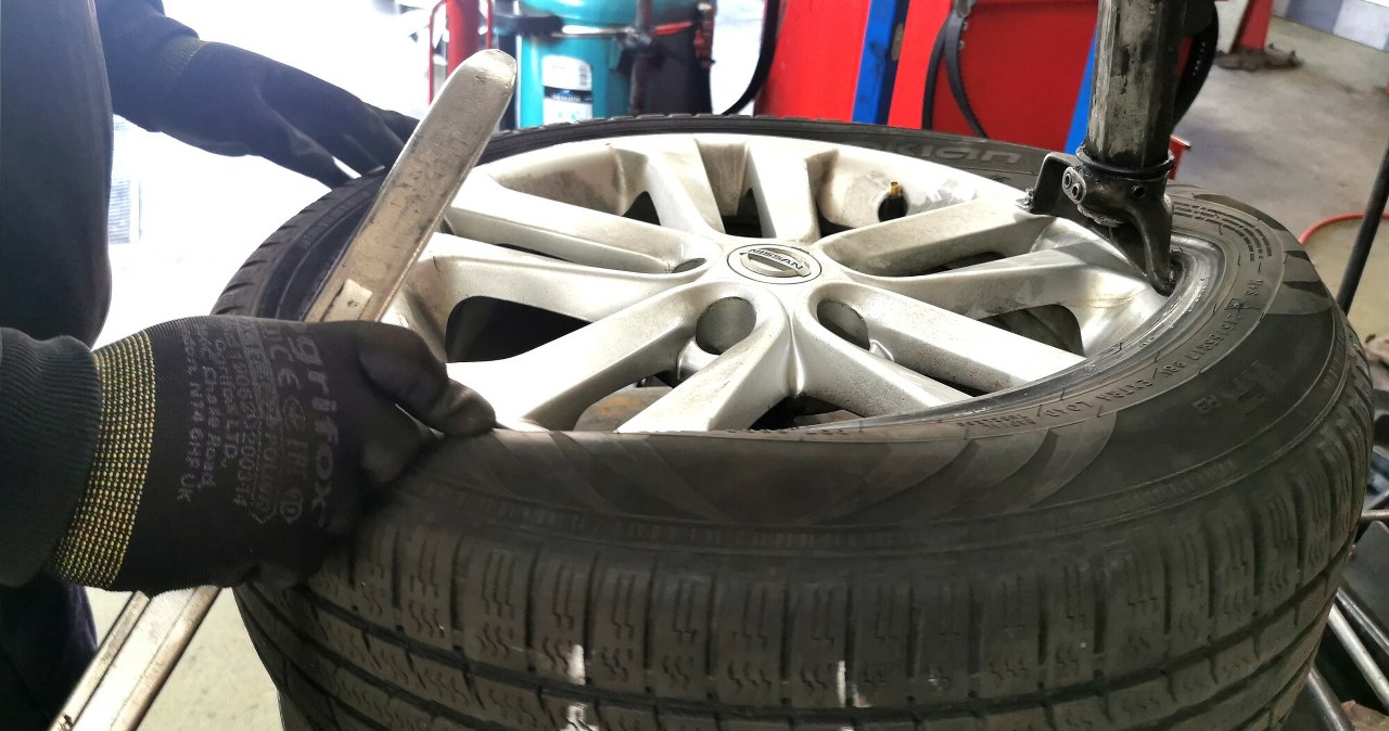 Jeśli wulkanizator tak zaczął zmieniać opony, to mu przerwij i jedź do innego