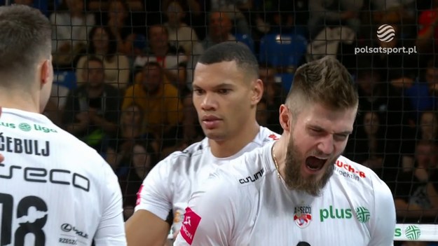 Fragmenty meczu Asseco Resovia Rzeszów – Grupa Azoty ZAKSA Kędzierzyn-Koźle 3:0 (32:30, 25:17, 25:16) - siatkówka, PlusLiga - 5. kolejka. Najlepsze akcje Karola Kłosa (MVP; 11/13 = 85% skuteczności w ataku + 6 bloków).

