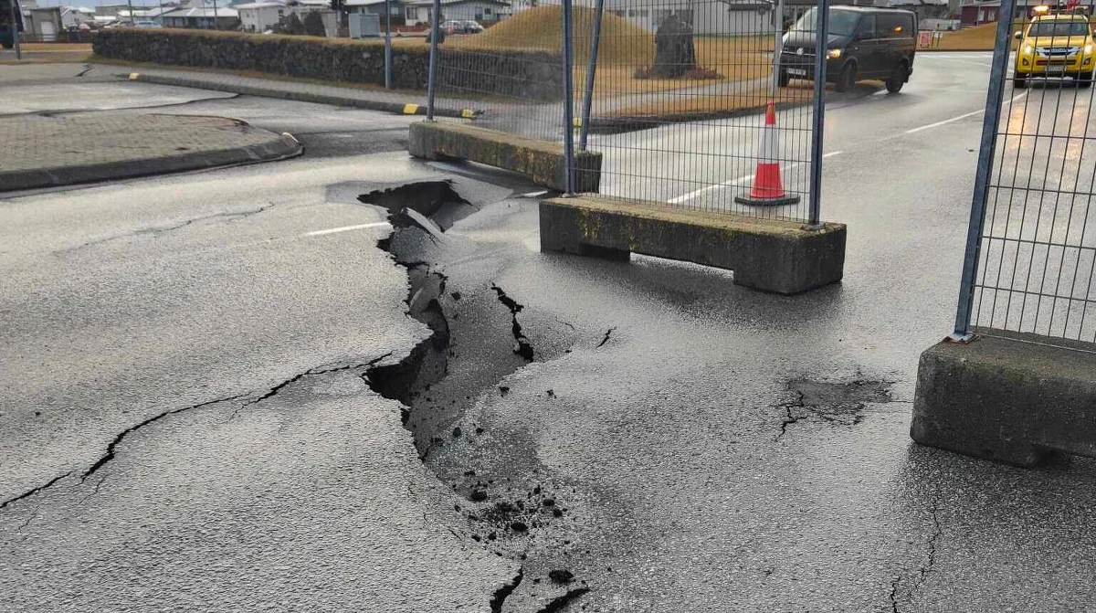 Z Islandii napływają informacje o możliwej erupcji na półwyspie Reykjanes. Nie byłoby w tym nic niepokojącego, gdyby nie skala wydarzeń poprzedzających potencjalną erupcję - wstrząsy skutkujące wieloma uszkodzonymi drogami i domami, a także magma płynąca pod miastem Grindavík. Stąd obawa, że ewentualna erupcja mogłaby mieć poważne skutki.