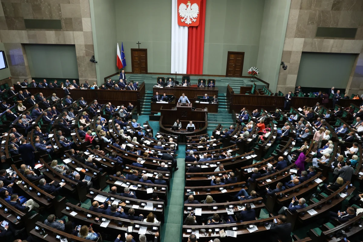 Sejm X kadencji zbierze się w poniedziałek w południe na inauguracyjnym posiedzeniu. Nowi posłowie złożą ślubowanie, wybrany zostanie marszałek izby i wicemarszałkowie. W posiedzeniu weźmie udział prezydent Andrzej Duda, który wygłosi wystąpienie; premier Mateusz Morawiecki złoży dymisję rządu.