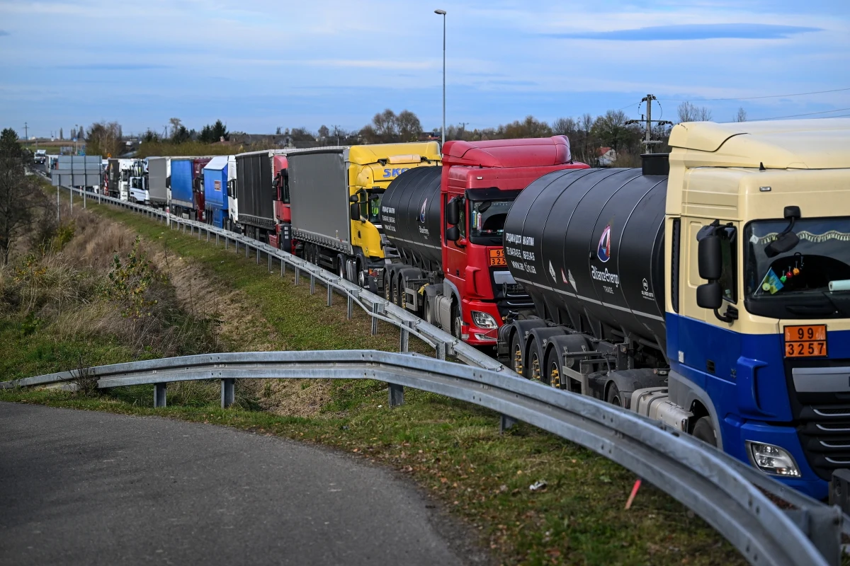 Gigantyczne kolejki tirów wciąż czekają na przejazd przed polsko-ukraińską granicą. Protestujący tam polscy przewoźnicy nie zamierzają odpuścić. W poniedziałek delegacja przewoźników ma spotkać się z przedstawicielami ukraińskiego rządu.