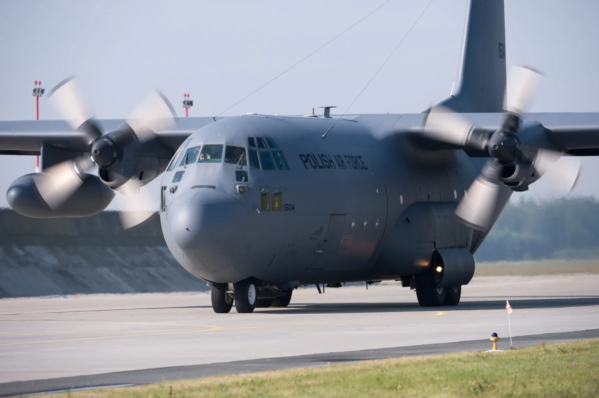 "Pierwsi obywatele RP przebywający w Strefie Gazy przekroczyli przejście graniczne w Rafah i są po egipskiej stronie. Proces się rozpoczął" - poinformował w niedzielę przed godziną 11 szef Biura Bezpieczeństwa Narodowego Jacek Siewiera. Potwierdziło to polskie MSZ. "W tej grupie znajdują się również osoby nieletnie" - powiedział RMF FM Siewiera. Ewakuowano już 18 osób.