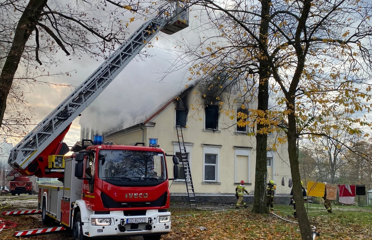 55-letni mężczyzna zginął w wyniku pożaru w zabytkowym dworze w Cygusach na Pomorzu. Z budynku ewakuowano 20 osób, które tam mieszkały.
