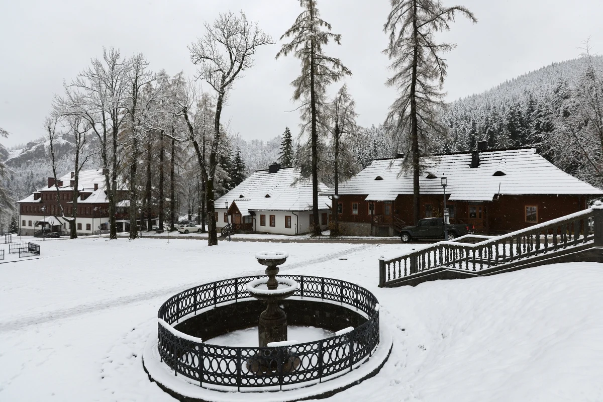 W nocy z soboty na niedzielę w Tatrach zaczął intensywnie padać śnieg. Na Kasprowym Wierchu leży już 30 cm białego puchu. W sobotę biało było też w Zakopanem, a na ulice w górnej części miasta wyjechały pługi.
