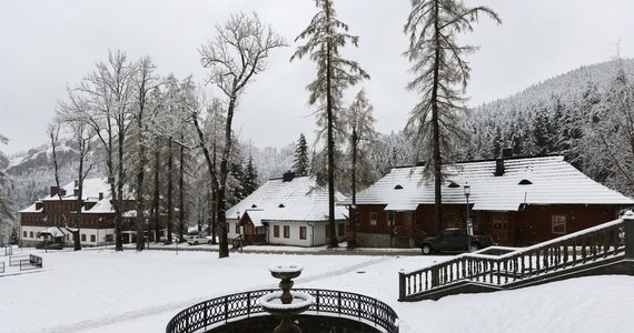 W nocy z soboty na niedzielę w Tatrach zaczął intensywnie padać śnieg. Na Kasprowym Wierchu leży już 30 cm białego puchu. W sobotę biało było też w Zakopanem, a na ulice w górnej części miasta wyjechały pługi.