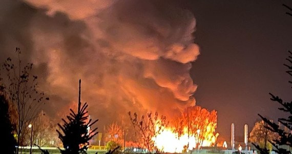 Kilkudziesięciu strażaków gasiło pożar fabryki trumien w Pilznie na Podkarpaciu. Nikt nie ucierpiał w wyniku zdarzenia.